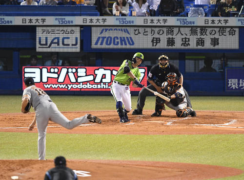 ヤクルト対巨人 3回裏ヤクルト無死一塁、青木は右越え2点本塁打を放つ。投手菅野(撮影・山崎安昭)