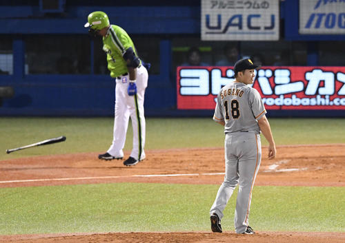 ヤクルト対巨人 3回裏ヤクルト無死、菅野(中央)はバレンティンに左越えソロ本塁打を許す(撮影・山崎安昭)