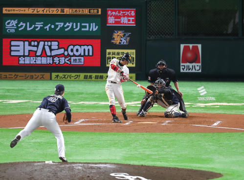 ソフトバンク対オリックス 延長10回裏無死一、二塁、明石健志は右越えにサヨナラとなる3点本塁打を放つ(撮影・梅根麻紀)=2019年4月25日、福岡ヤフオク!ドーム