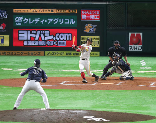 ソフトバンク対オリックス 延長10回裏無死一、二塁、明石健志は右越えにサヨナラとなる3点本塁打を放つ(撮影・梅根麻紀)=2019年4月25日、福岡ヤフオク!ドーム