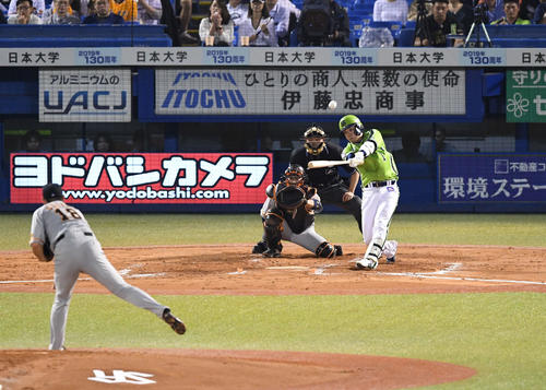 ヤクルト対巨人 3回裏ヤクルト無死、山田哲は左越えソロ本塁打を放つ。投手菅野(撮影・山崎安昭)