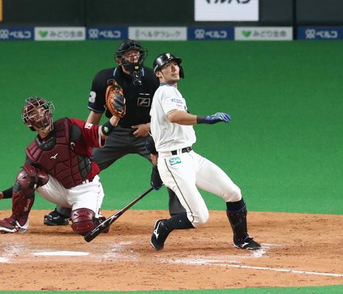 日本ハム対楽天 8回裏日本ハム1死、左越え本塁打を放つ大田(撮影・黒川智章)