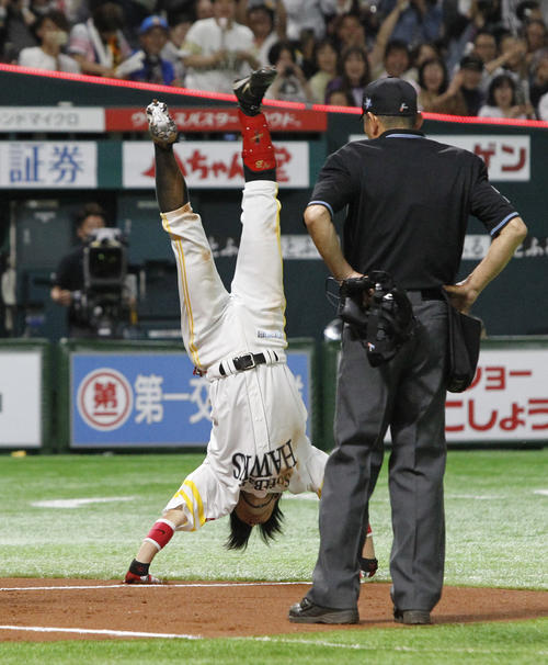 ソフトバンク対オリックス 10回裏ソフトバンク無死二、三塁、左越えサヨナラ3点本塁打を放ち横転しながらホームに向かう明石健志(撮影・菊川光一)=2019年4月25日、ヤフオクドーム
