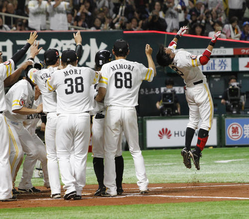 ソフトバンク対オリックス 10回裏ソフトバンク無死二、三塁、左越えサヨナラ3点本塁打を放ちバク宙でホームインする明石健志(撮影・菊川光一)=2019年4月25日、ヤフオクドーム
