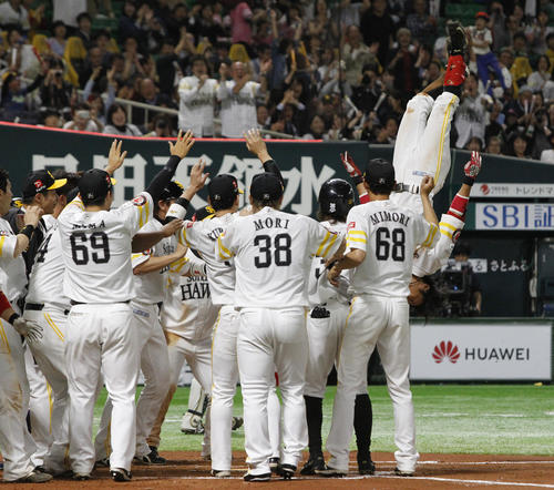 ソフトバンク対オリックス 10回裏無死二、二塁、明石は右越えサヨナラ3点本塁打を放ち、歓喜のナインの前で宙返りで生還する(撮影・菊川光一)