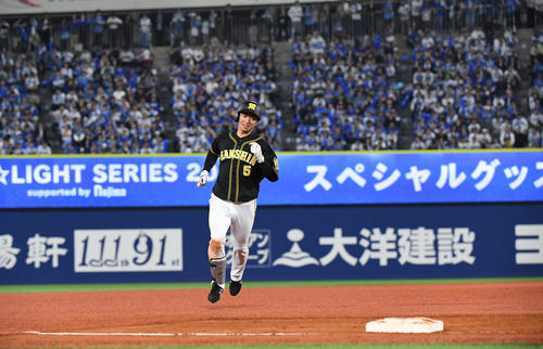 DeNA対阪神 9回表阪神2死一、三塁、近本光司は左越え3点本塁打を放つ(撮影・奥田泰也)