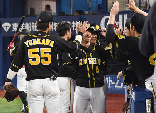 DeNA対阪神 9回表阪神2死一、三塁、近本は左越え3点本塁打を放ち、ナインとハイタッチで喜ぶ(撮影・奥田泰也)