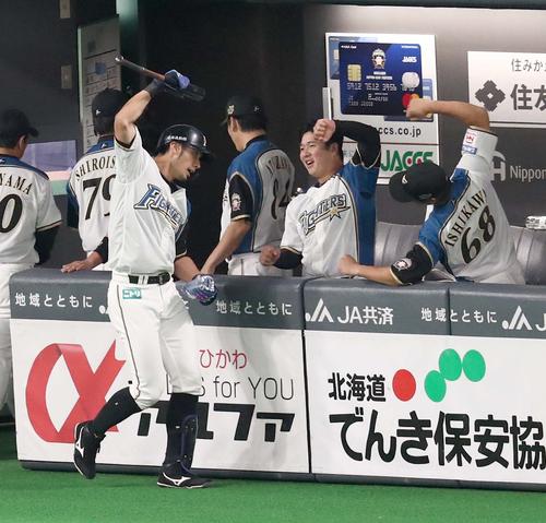 日本ハム対楽天 6回裏日本ハム2死、左越え本塁打を放ちポーズをとる大田(撮影・黒川智章)