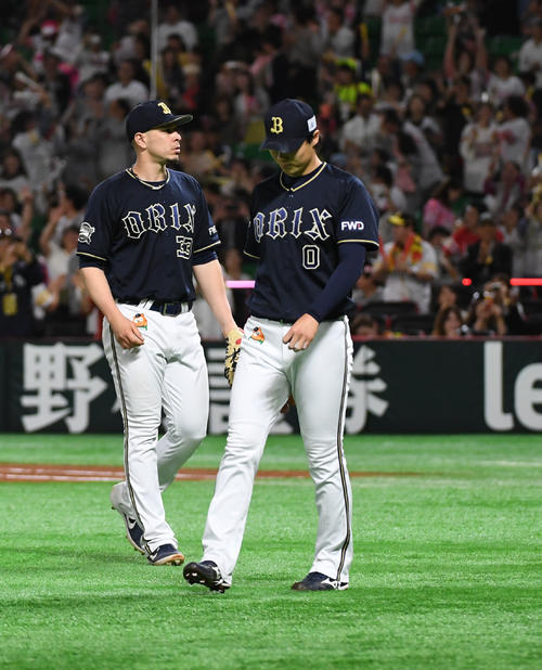 10回裏ソフトバンク無死二、三塁、山崎福也は明石にサヨナラ3点本塁打を浴びガックリする（撮影・今浪浩三）