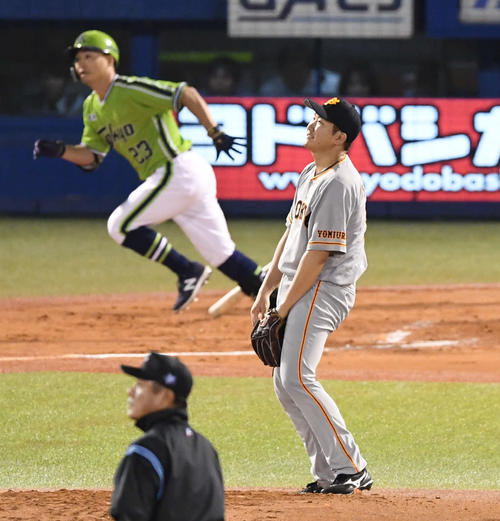 ヤクルト対巨人　3回裏ヤクルト無死一塁、菅野は青木に右越え2点本塁打を浴びる（撮影・山崎安昭）