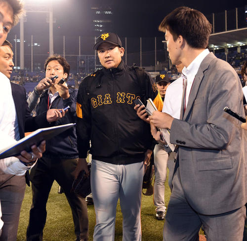 ヤクルト対巨人　4回途中7失点で降板した巨人菅野（撮影・たえ見朱実）