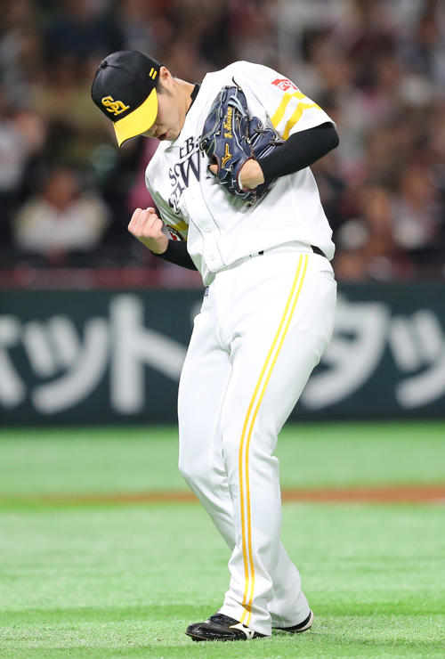 ソフトバンク対オリックス　9回表オリックス2死一、二塁、後藤を三飛に打ち取りガッツポーズする甲斐野（撮影・菊川光一）