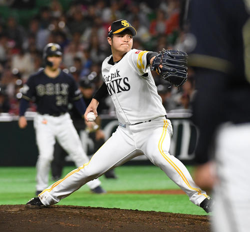 ソフトバンク対オリックス　9回表オリックス1死一、二塁、2番手の甲斐野は2者をキッチリ抑える（撮影・今浪浩三）