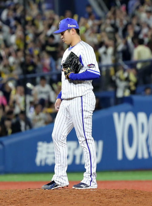 DeNA対阪神　9回表阪神2死一、三塁、近本は左越え本塁打を放たれ悔しそうな表情を見せるDeNA山崎（撮影・鈴木正人）