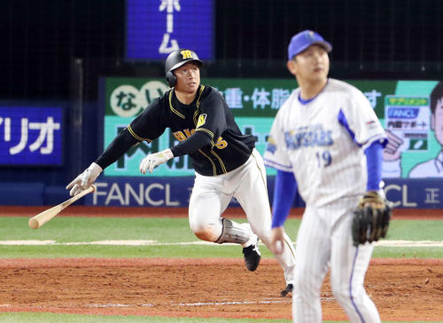 DeNA対阪神　9回表阪神2死一、三塁、左越え3点本塁打を放つ近本。投手山崎（撮影・河野匠）