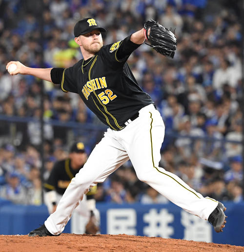 8回に登板したジョンソンは、中軸を3者凡退に抑える（撮影・奥田泰也）