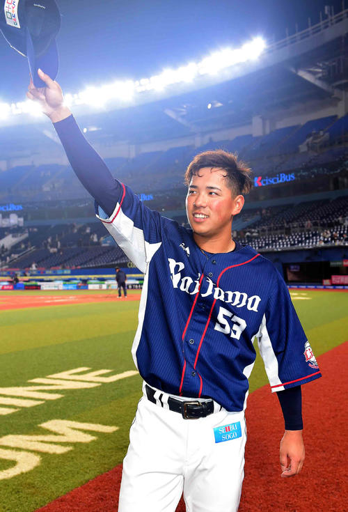 ロッテ対西武　プロ初安打が決勝打となった西武愛斗はファンの声援に応える（撮影・小沢裕）