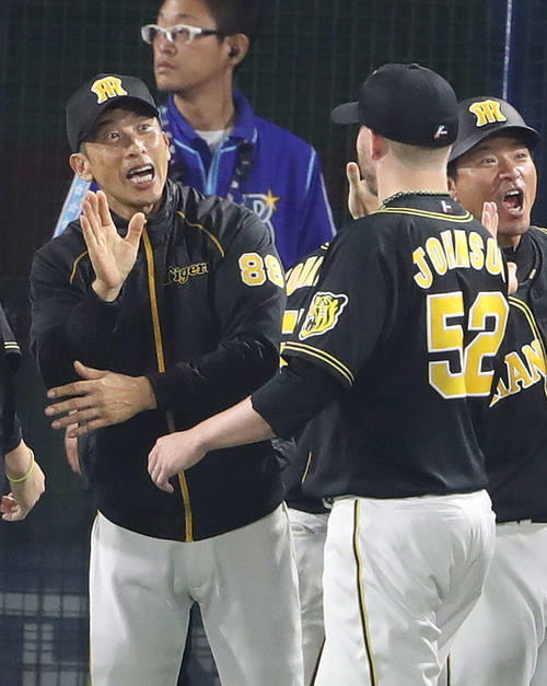DeNAを下し、来日初勝利となったジョンソン（右）をねぎらう矢野監督（撮影・河野匠）