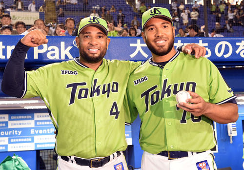 ヤクルト対巨人　来日初勝利のヤクルトスアレス（右）と笑顔を見せるバレンティン（撮影・たえ見朱実）