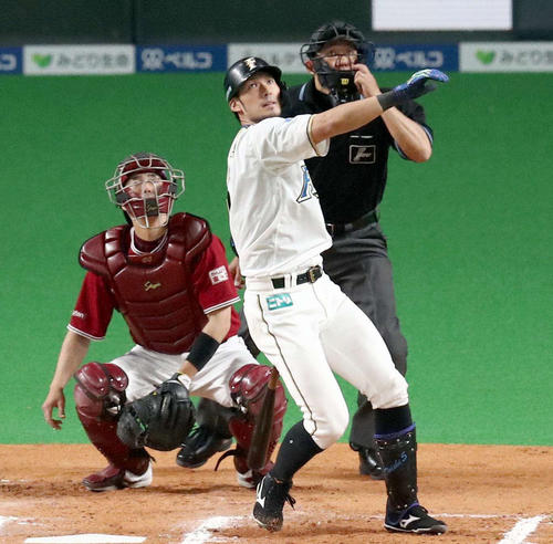 日本ハム対楽天　6回裏日本ハム2死、左越え本塁打を放つ大田（撮影・黒川智章）