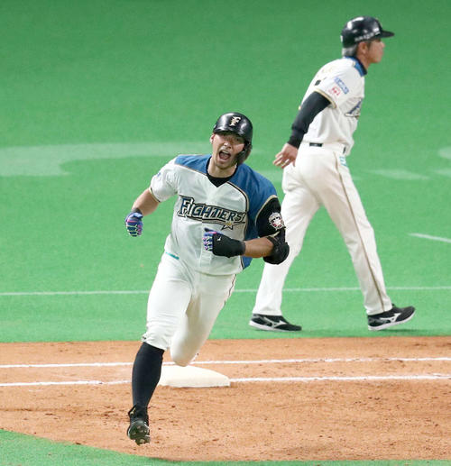 日本ハム対楽天　8回裏日本ハム1死、左越え本塁打を放ち叫ぶ大田（撮影・黒川智章）