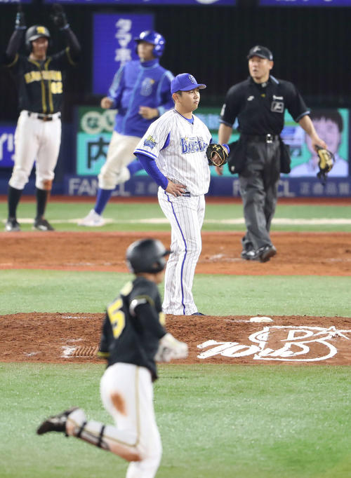 DeNA対阪神　9回表阪神2死一、三塁、近本（手前）に逆転の左越え3点本塁打を浴び、険しい表情を見せる山崎（撮影・河野匠）