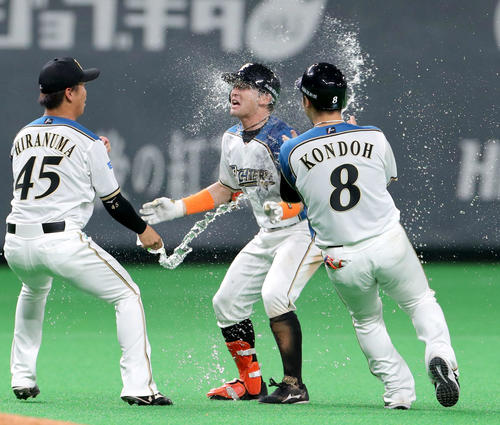 日本ハム対楽天　12回裏日本ハム2死満塁、サヨナラ打を放ちチームメートに祝福される杉谷（撮影・佐藤翔太）　　
