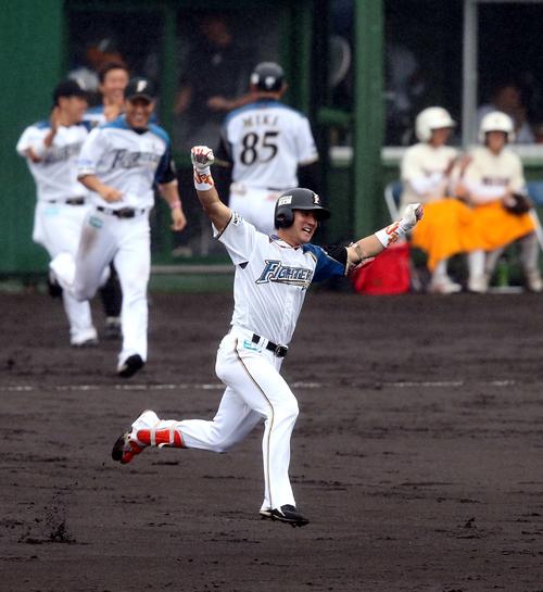 ソフトバンク戦でサヨナラ打を放ちガッツポーズする杉谷（12年8月8日撮影）