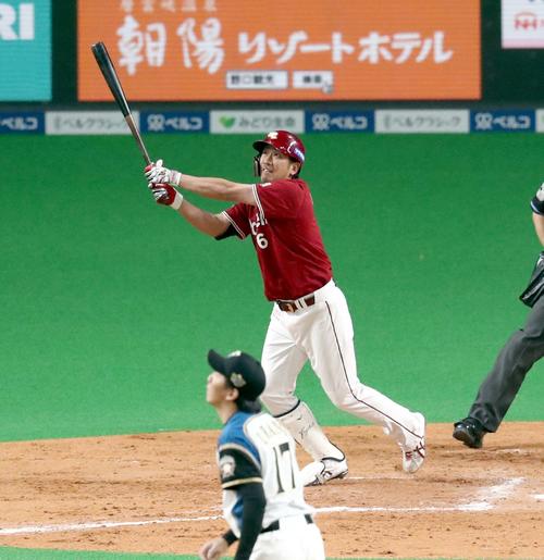 日本ハム対楽天　8回表楽天1死一塁、右越え2点本塁打を放つ藤田（撮影・黒川智章）