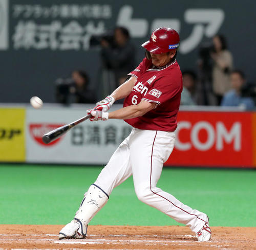 日本ハム対楽天　8回表楽天1死一塁、藤田は右越え2点本塁打を放つ（撮影・佐藤翔太）　　