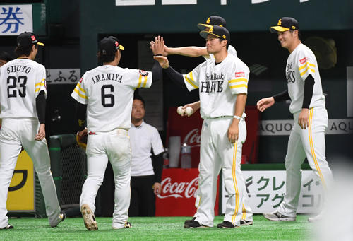 ソフトバンク対オリックス　10回表、好守を見せた今宮（左から2人目）を迎える甲斐野ら（撮影・今浪浩三）