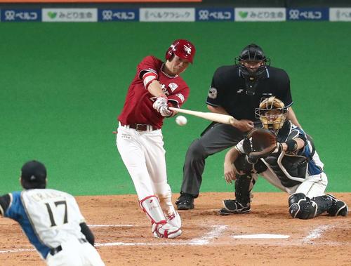日本ハム対楽天　8回表楽天2死一塁、右越え適時三塁打を放つ田中（撮影・黒川智章）