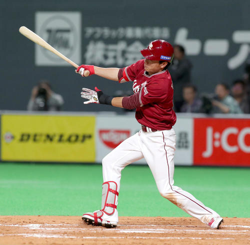 日本ハム対楽天　8回表楽天2死一塁、田中は適時三塁打を放つ（撮影・佐藤翔太）　　