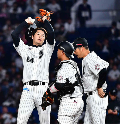 ロッテ対西武　6回表西武2死一塁、ロッテ先発の二木（左）は山川に左適時二塁打を許す（撮影・小沢裕）