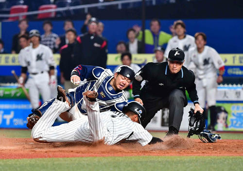 ロッテ対西武　9回裏ロッテ2死一塁、代打バルガスの同点右適時二塁打で一塁走者の清田（手前左）はサヨナラの生還を狙うもタッチアウト。捕手森（撮影・小沢裕）