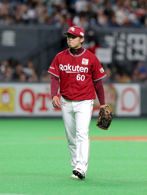 日本ハム対楽天　同点に追いつかれ悔しそうな表情でベンチに戻る楽天古川（撮影・佐藤翔太）　　