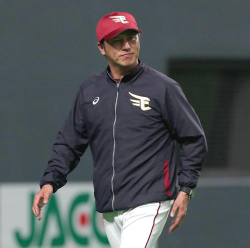 日本ハム対楽天　選手交代を告げベンチに戻る楽天平石監督（撮影・佐藤翔太）　　