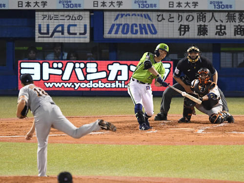 ヤクルト対巨人　3回裏ヤクルト無死一塁、青木は右越え2点本塁打を放つ。投手菅野（撮影・山崎安昭）
