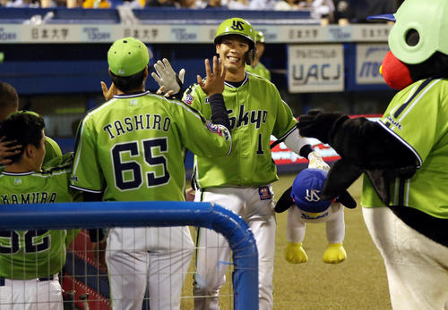 ヤクルト対巨人　3回裏ヤクルト無死、山田哲（中央）は青木に続き2者連続本塁打を放ち笑顔でハイタッチ（撮影・狩俣裕三）
