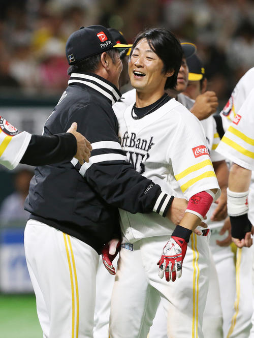 10回裏ソフトバンク無死二、三塁、左越えサヨナラ3点本塁打を放った明石（右）は、工藤監督と抱き合う（撮影・菊川光一）