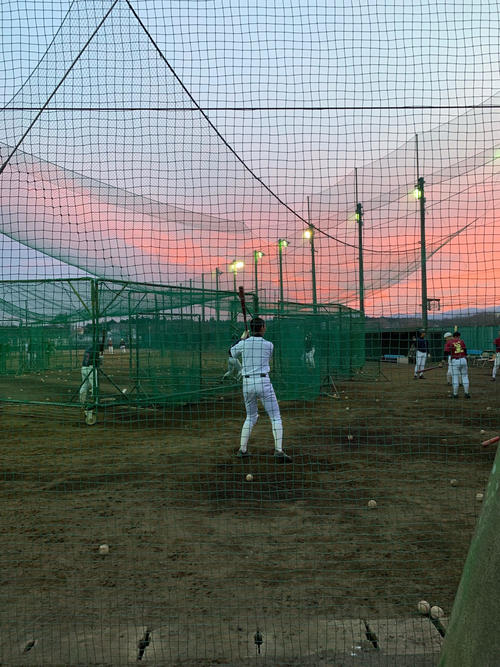 夕焼けに照らされながら練習する聖望学園ナイン（撮影・佐井陽介）