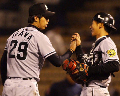 現役時代の井川氏（左）と矢野監督（2003年4月3日撮影）