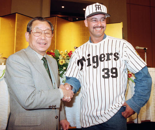 97年1月29日、阪神入団会見で吉田監督（左）と握手を交わすグリーンウェル