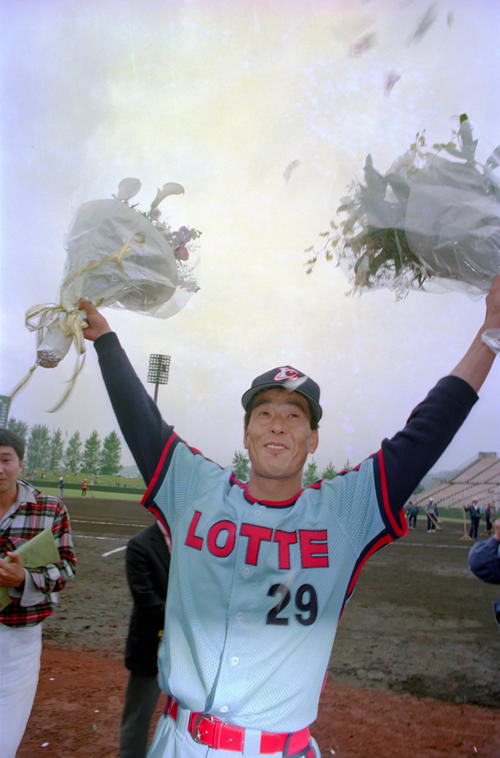 200勝を達成し、花束を手に笑顔を見せるロッテ村田兆治(1989年(平成元)年5月13日撮影)