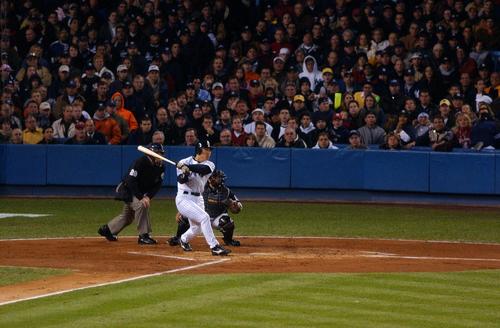 ヤンキース対マーリンズ 1回裏ヤンキース2死一、三塁、松井秀喜はワールドシリーズ日本人初本塁打を中越えに放つ(2003年10月19日撮影)