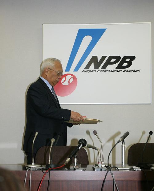 処分についての会見に向かう根来泰周コミッショナー代行(2007年5月29日撮影)