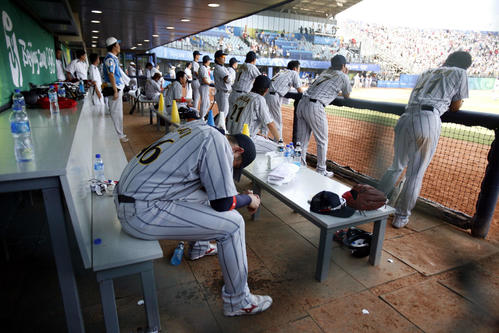 北京五輪野球3位決定戦 米国対日本 メダル獲得がならず敗退し、ベンチでうなだれるG.G.佐藤(左)らナイン(2008年8月23日撮影)