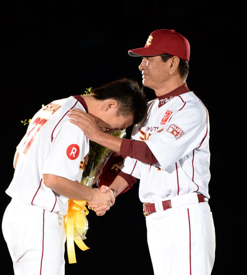 楽天対オリックス 監督退任セレモニー 星野仙一監督の胸に顔を埋め号泣する楽天嶋基宏(2014年10月7日撮影)