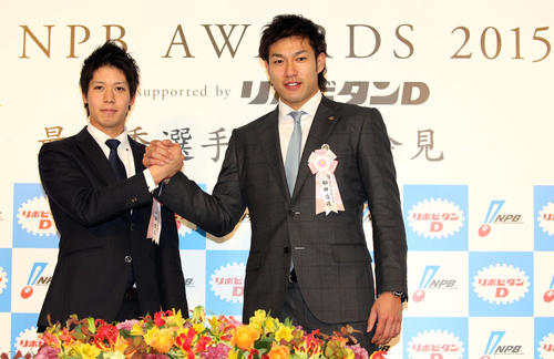 「NPB AWARDS 2015」最優秀選手賞のヤクルト山田哲人(左)とソフトバンク柳田悠岐は笑顔を見せる(2015年11月25日撮影)