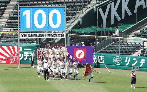 第100回全国高校野球選手権記念大会・開会式予行 行進する北照ナイン(2018年8月4日撮影)